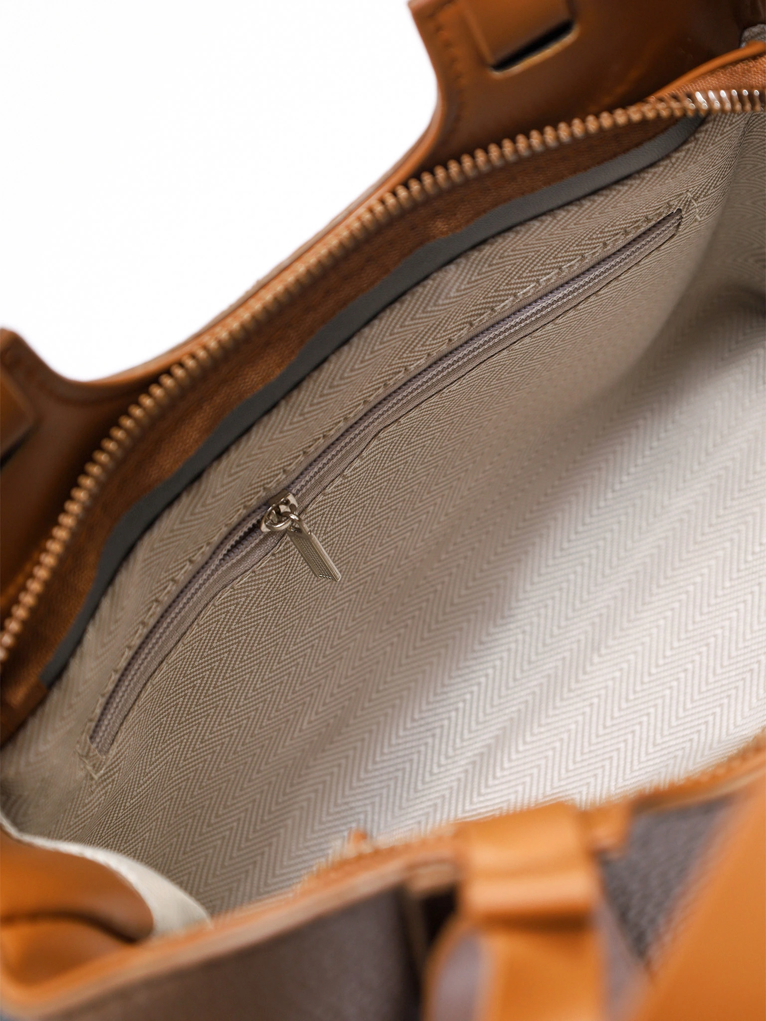 Сумка-тоут маленькая с декоративными ремешками в ассортименте